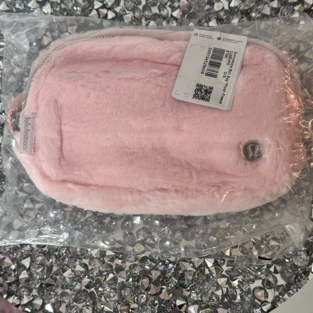 Lululemon Everywhere Belt Bag Plush Fleece strawberry milkshake furry fuzzy - Picture 2 of 10